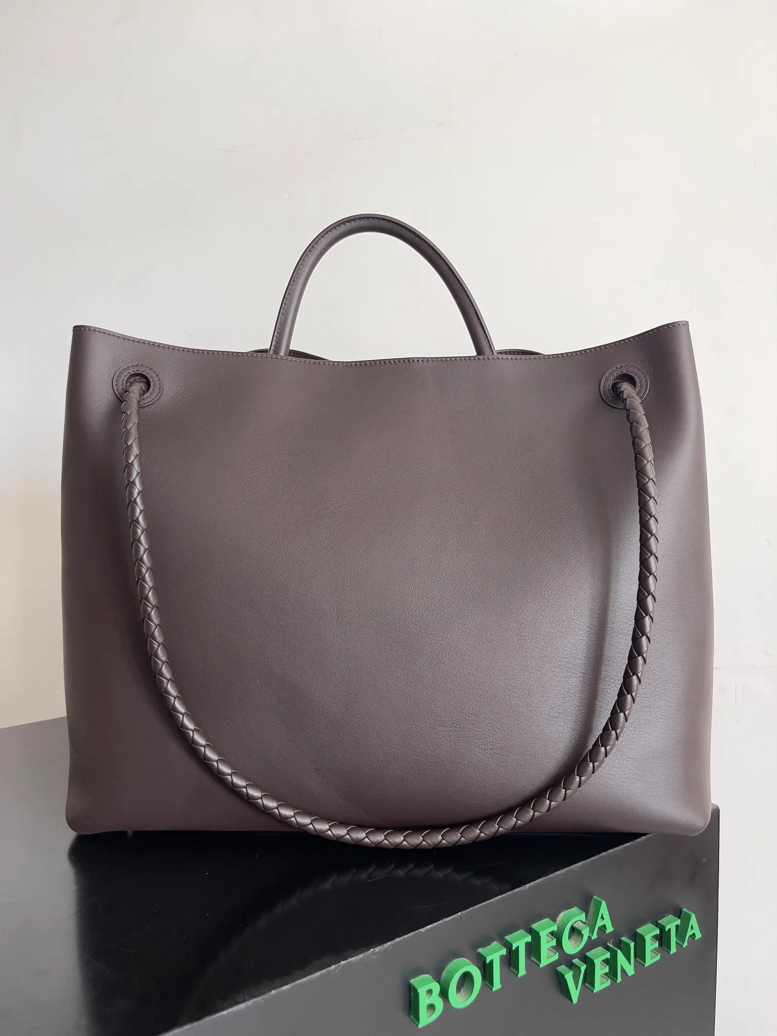 Batch 2960 BV The all-leather Andiamo is new, a very casual splayed buckle bag, which also means that its weight is very light, which greatly reduces our burden when going out for shopping. It can be carried cross-body, hand-held, or carried under the armpit. Taking into account the different backpacking habits of people, the simple design brings us more inspiration. Matched with various keychains and dolls, it will become the finishing touch in the outfit. Medieval style and modern style can also be perfectly blended🫧🫧 Style number: 806010 Size: 42*35*18cm